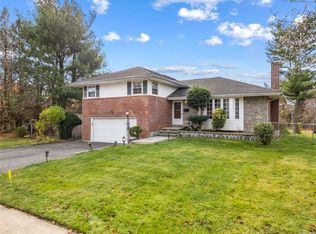 95 Manetto Hill Rd, Woodbury, NY 11797