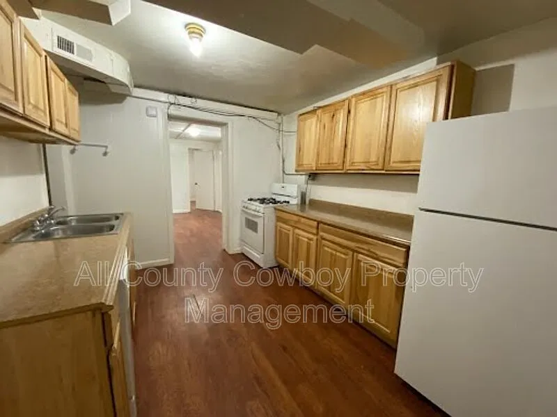 3 bed, 1.5 bath, $500 — Photo 2