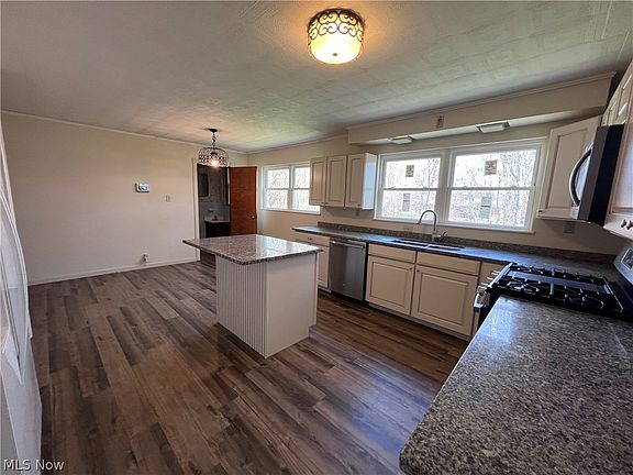 5th image of 3106 Broad St