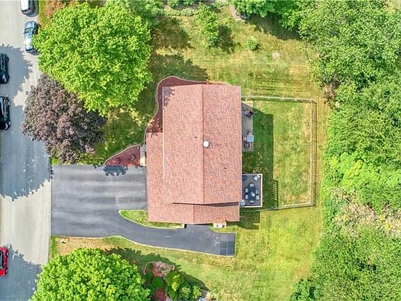 2nd image of 4043 Briarwood Dr