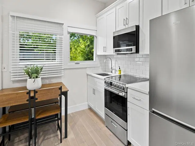 3 bed, 2.0 bath, 2500 sqft, $3,600 — Photo 4