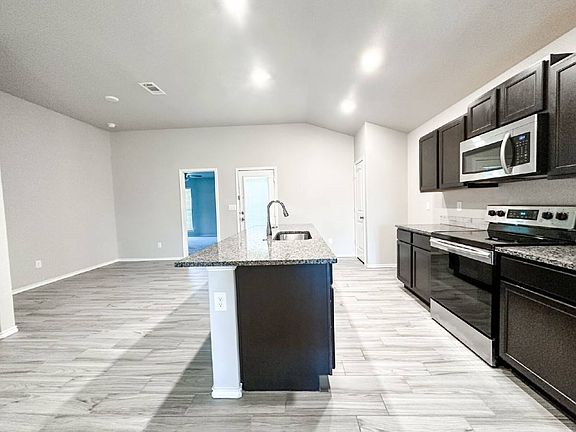 4th image of 2918 Urbana Ave