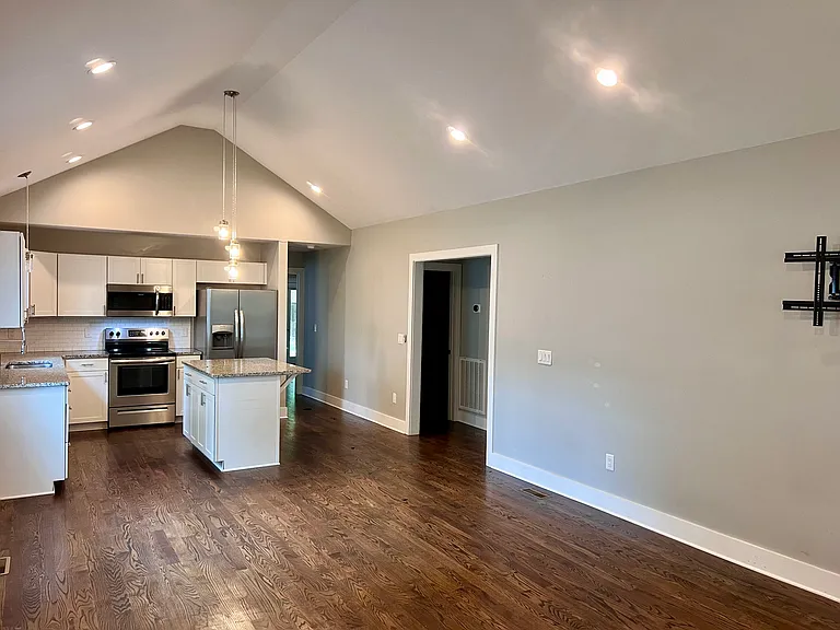115 Becker Ave — Photo 5