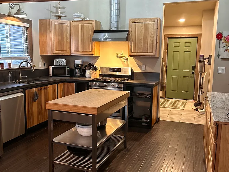 270 NE Lincoln St — Photo 2