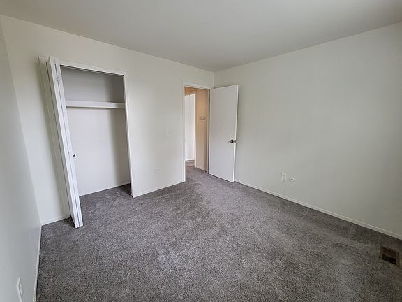 4th image of 44627 Bunkerhill Dr N