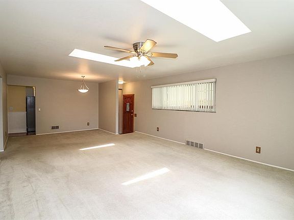 4th image of 954 Vacationland Dr