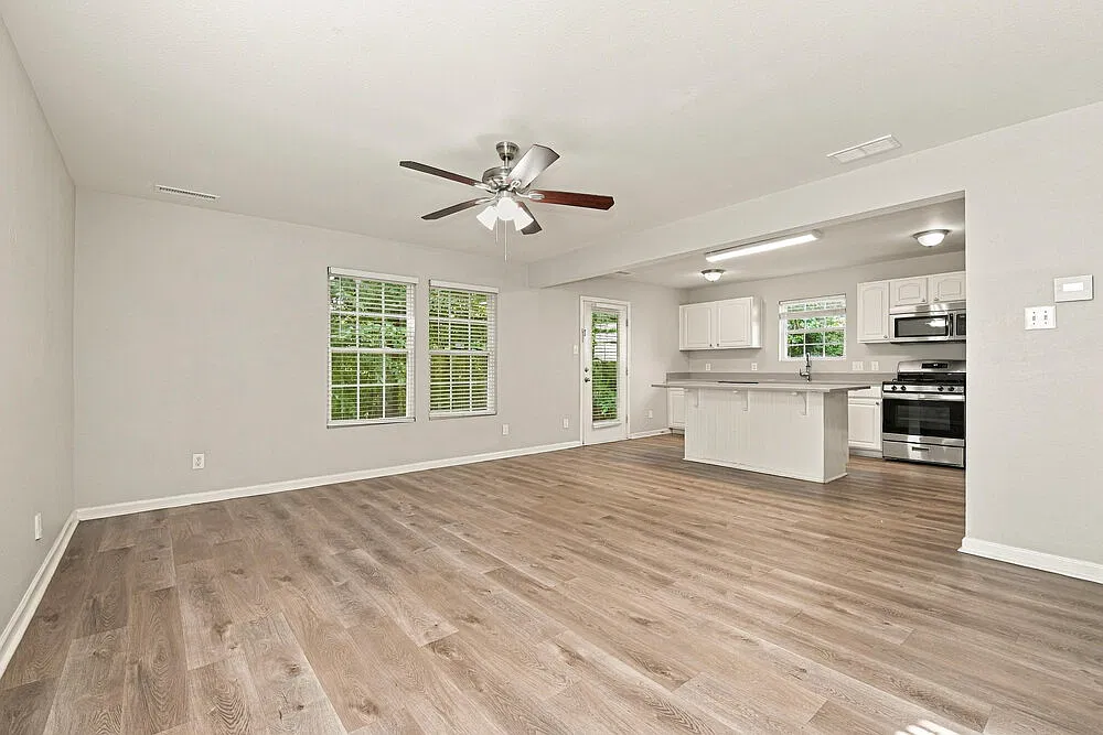 3 bed, 2.5 bath, 1924 sqft, $2,000 — Photo 4