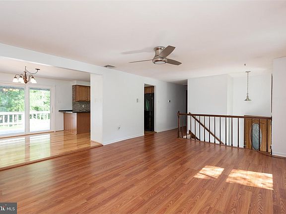 3rd image of 25 Gloucester Dr