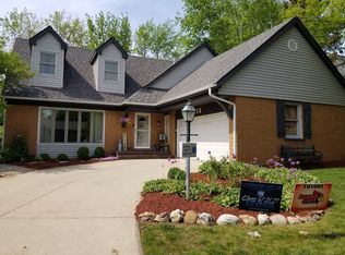 12 Greenvale Rd, Vernon Hills, IL 60061