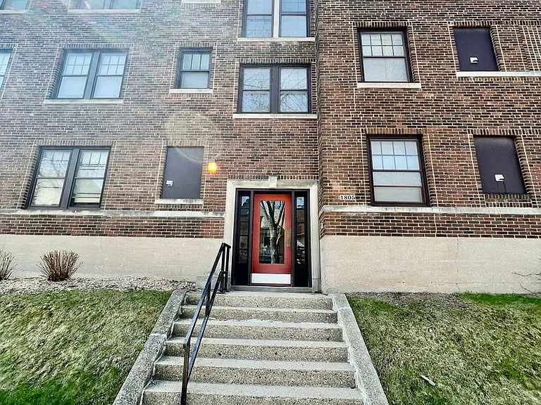 1805 E Park Pl — Photo 1
