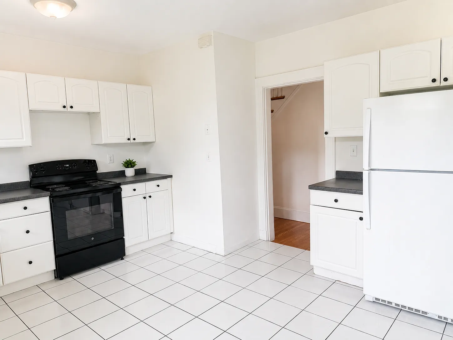 6 bed, 1800 sqft, $5,995 — Photo 3