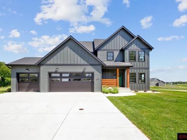 1674 Countryside Dr, North Mankato, MN 56003