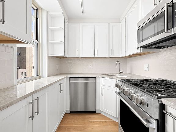 5th image of 555 Main St APT 1311