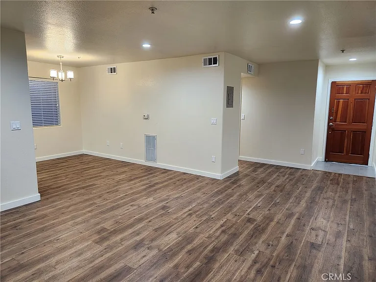 1131 E Doran St #105 — Photo 16