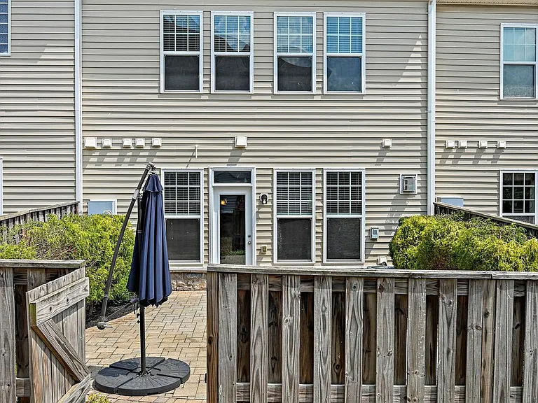 42350 Benfold Sq — Photo 37