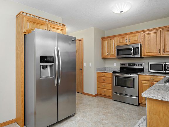 3rd image of 402 Samuel Ct