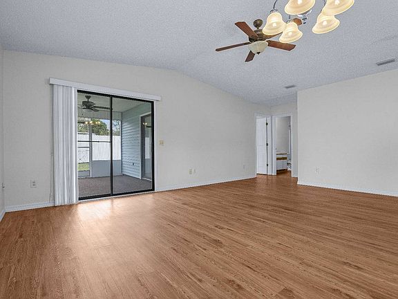 5th image of 215 SE Rosewood Cir