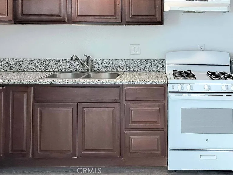 1724 Crofton Ln — Photo 6