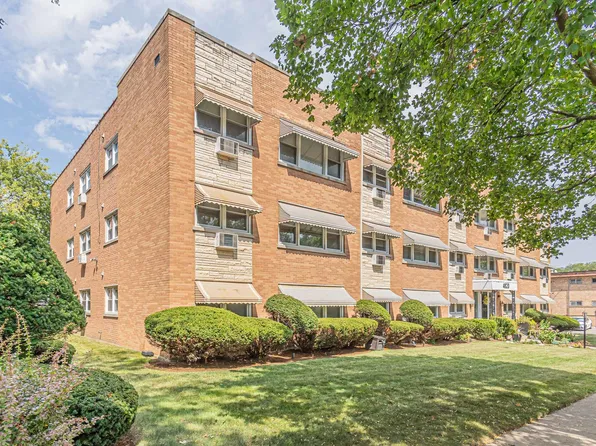 4820 Conrad St APT 304, Skokie, IL 60077