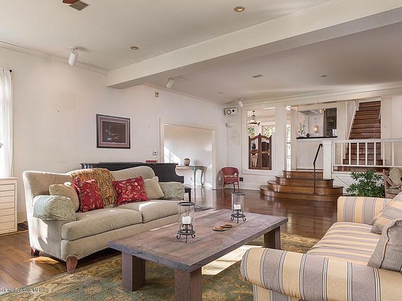 5th image of 2516 Hollyridge Dr