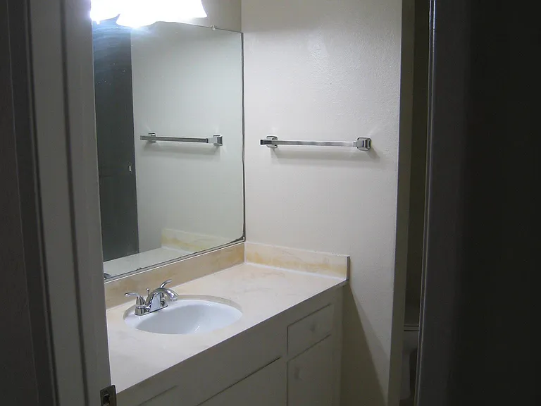 Georgetown Manor Apartments — Photo 10