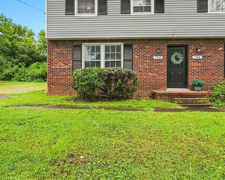 758 McPherson Dr — Photo 2