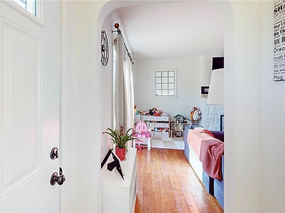 4th image of 6008 Maplecliff Dr