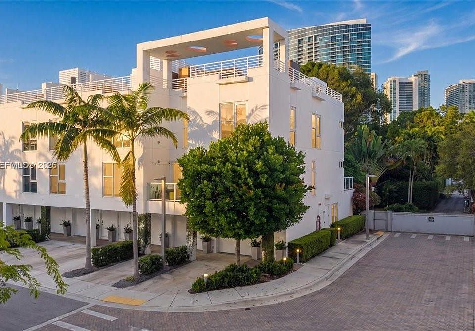 1st image of 455 NE 39th St #202