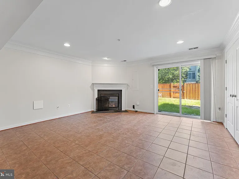 702 Anoosh Ct — Photo 4