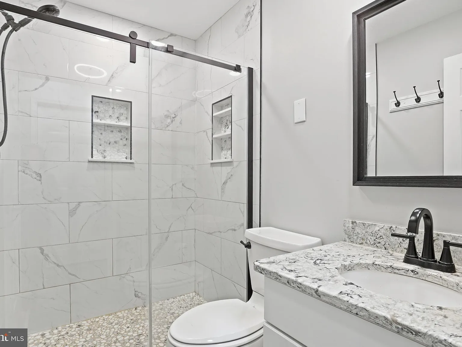 4 bed, 1.0 bath, 1725 sqft, $2,250 — Photo 3