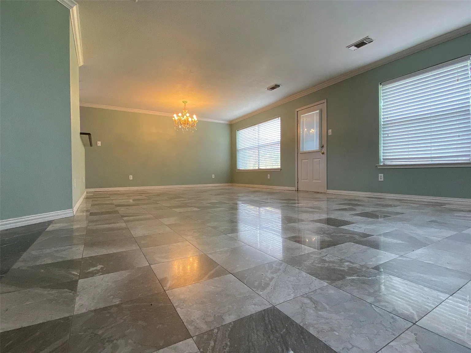 4 bed, 2.5 bath, 2078 sqft, $2,100 — Photo 4