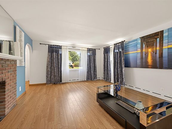 3rd image of 126 Wildmere Rd