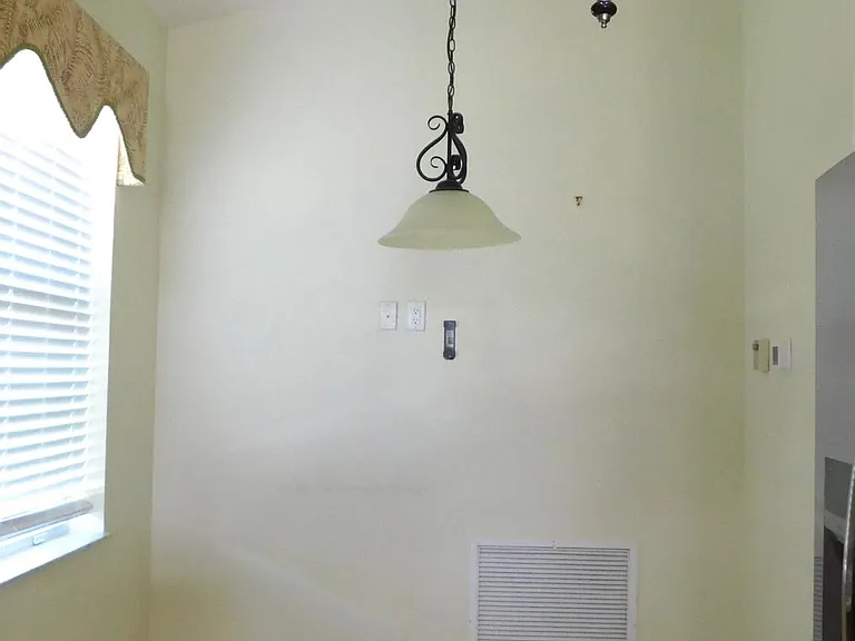 810 NW Rutherford Ct — Photo 7