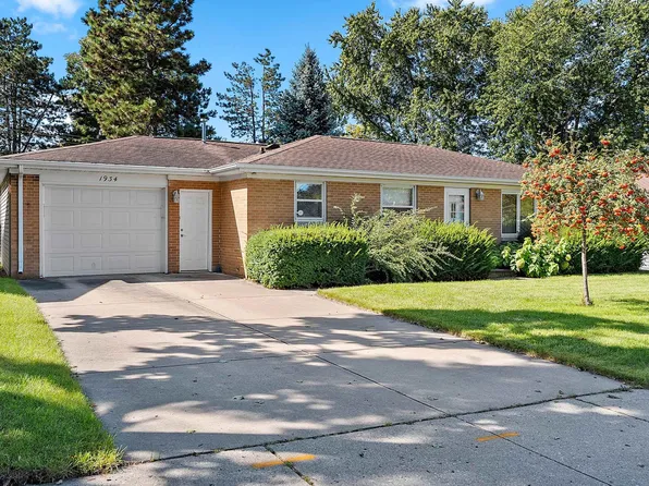 1934 Debra Ln, Green Bay, WI 54302