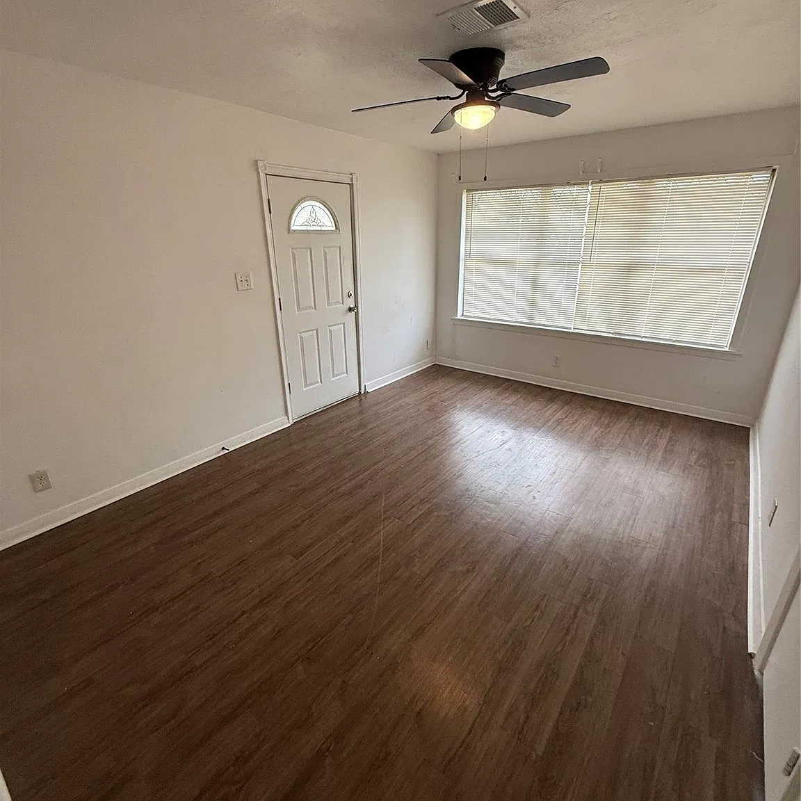 4 bed, 1.5 bath, 1271 sqft, $1,800 — Photo 4