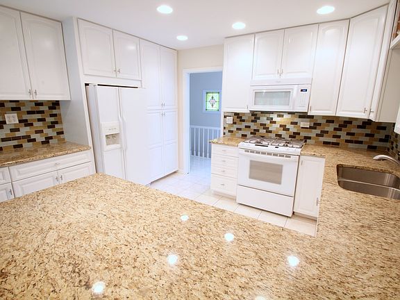 4th image of 1147 W Wood St