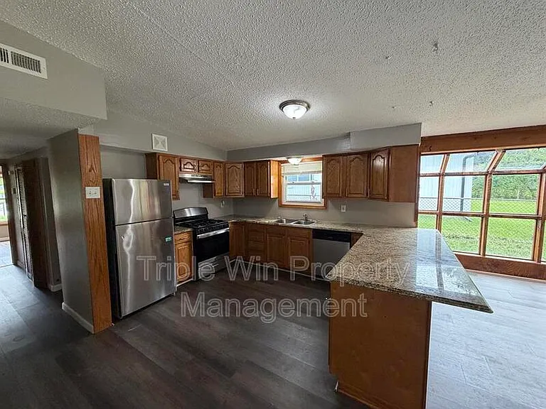 810 Saint Anthony Ln — Photo 18