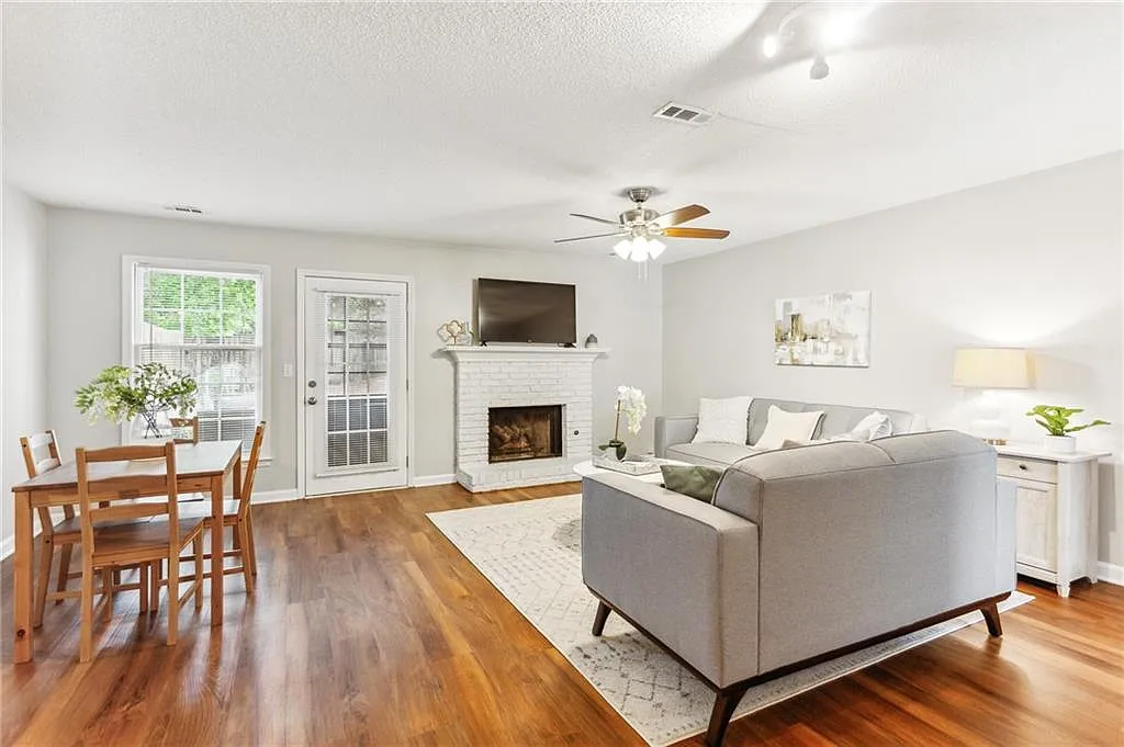 2 bed, 2.5 bath, 1292 sqft, $2,200 — Photo 2