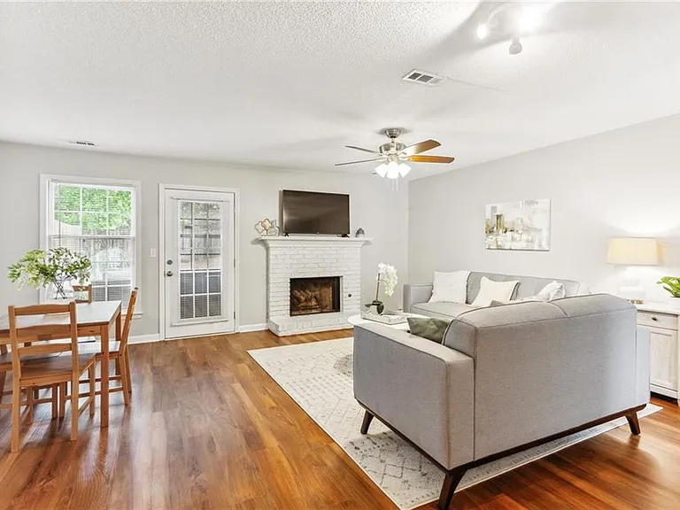 1166 Magnolia Way SE — Photo 2