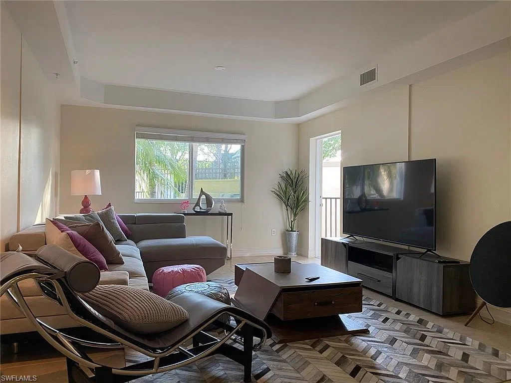 1100 Pine Ridge Rd — Photo 2