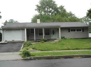 411 Magnolia Dr, Levittown, PA