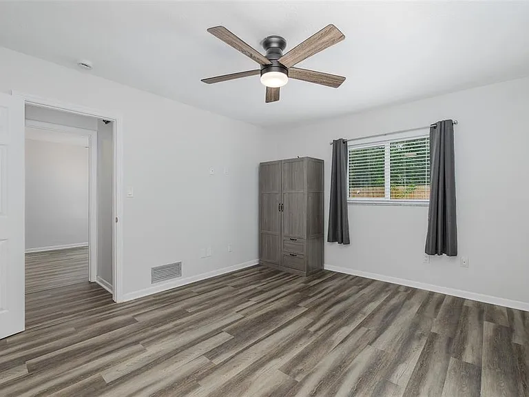 211 Timberlane Dr — Photo 16