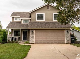 906 N Riverside Ct, Lawrence, KS 66044