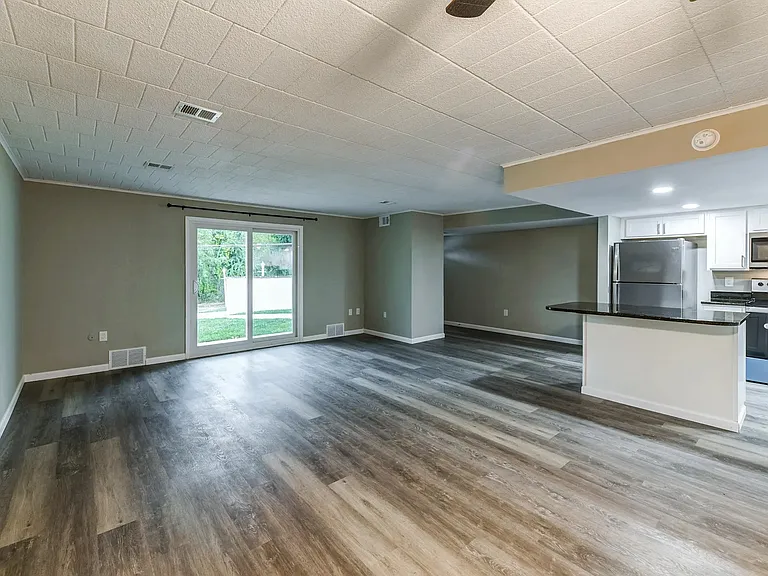 2207-2217 Aurora Dr #2215 — Photo 2
