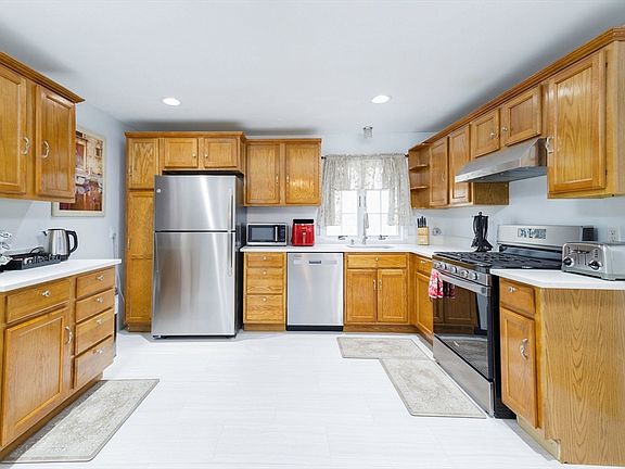 3rd image of 8 Myrtle Ave