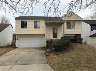 21 Manchester Ln, Vernon Hills, IL