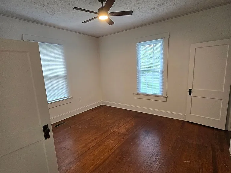 901 Montgomery Ave — Photo 21