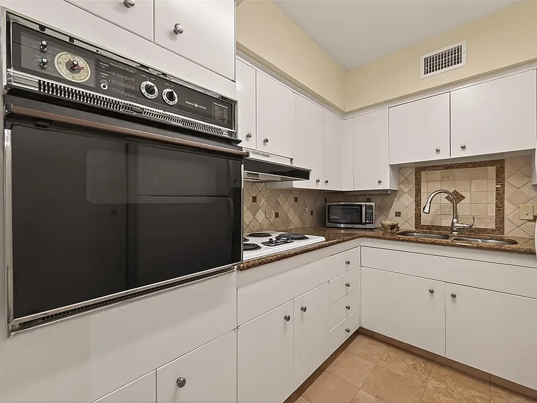 2600 Bellefontaine St #B24 — Photo 12