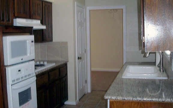 4th image of 1818 Whitecliff Dr