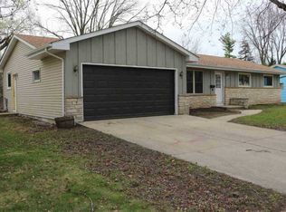 1020 Devonshire Dr, Oshkosh, WI 54902